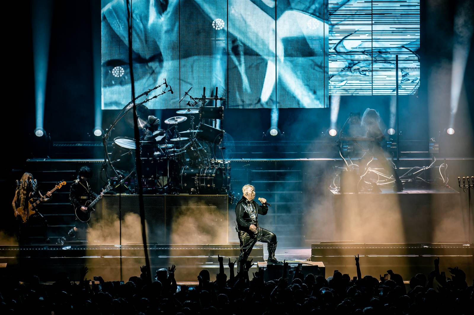 Till Lindemann v Praze opět provokoval. Fanoušky pozval do svého světa plného bizarností