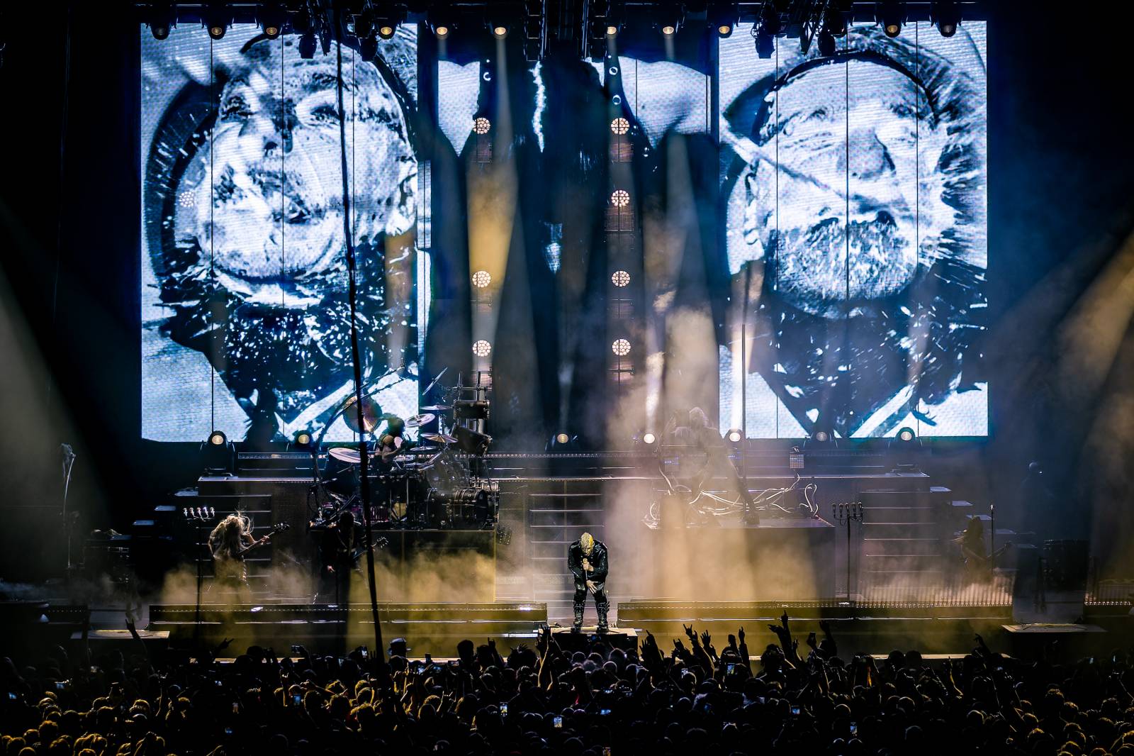 Till Lindemann v Praze opět provokoval. Fanoušky pozval do svého světa plného bizarností