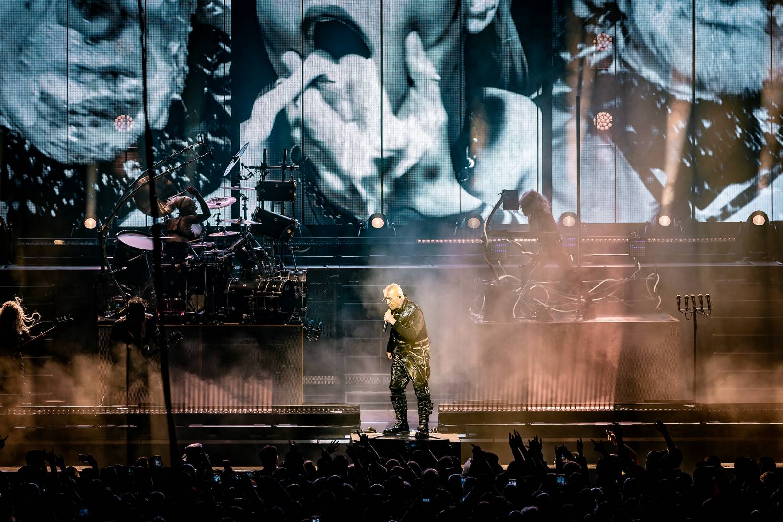 Till Lindemann v Praze opět provokoval. Fanoušky pozval do svého světa plného bizarností