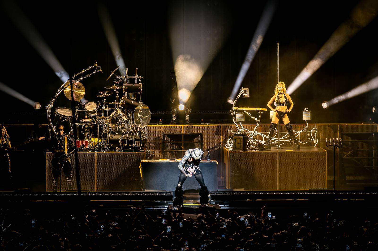 Till Lindemann v Praze opět provokoval. Fanoušky pozval do svého světa plného bizarností