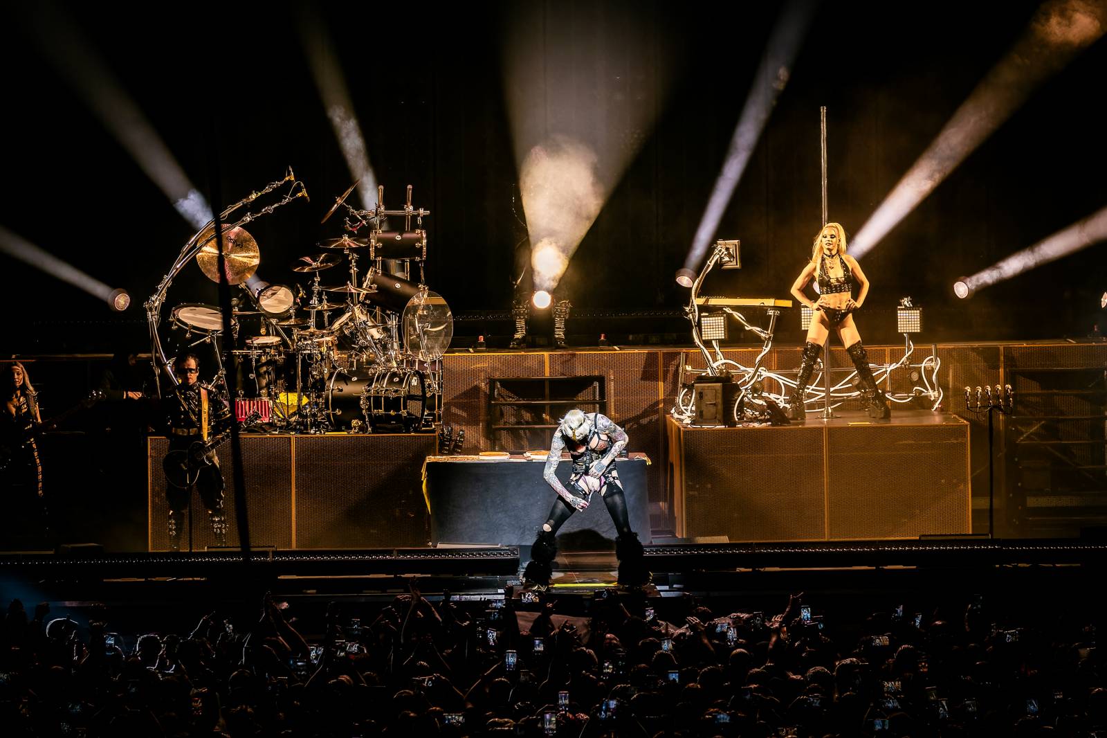 Till Lindemann v Praze opět provokoval. Fanoušky pozval do svého světa plného bizarností