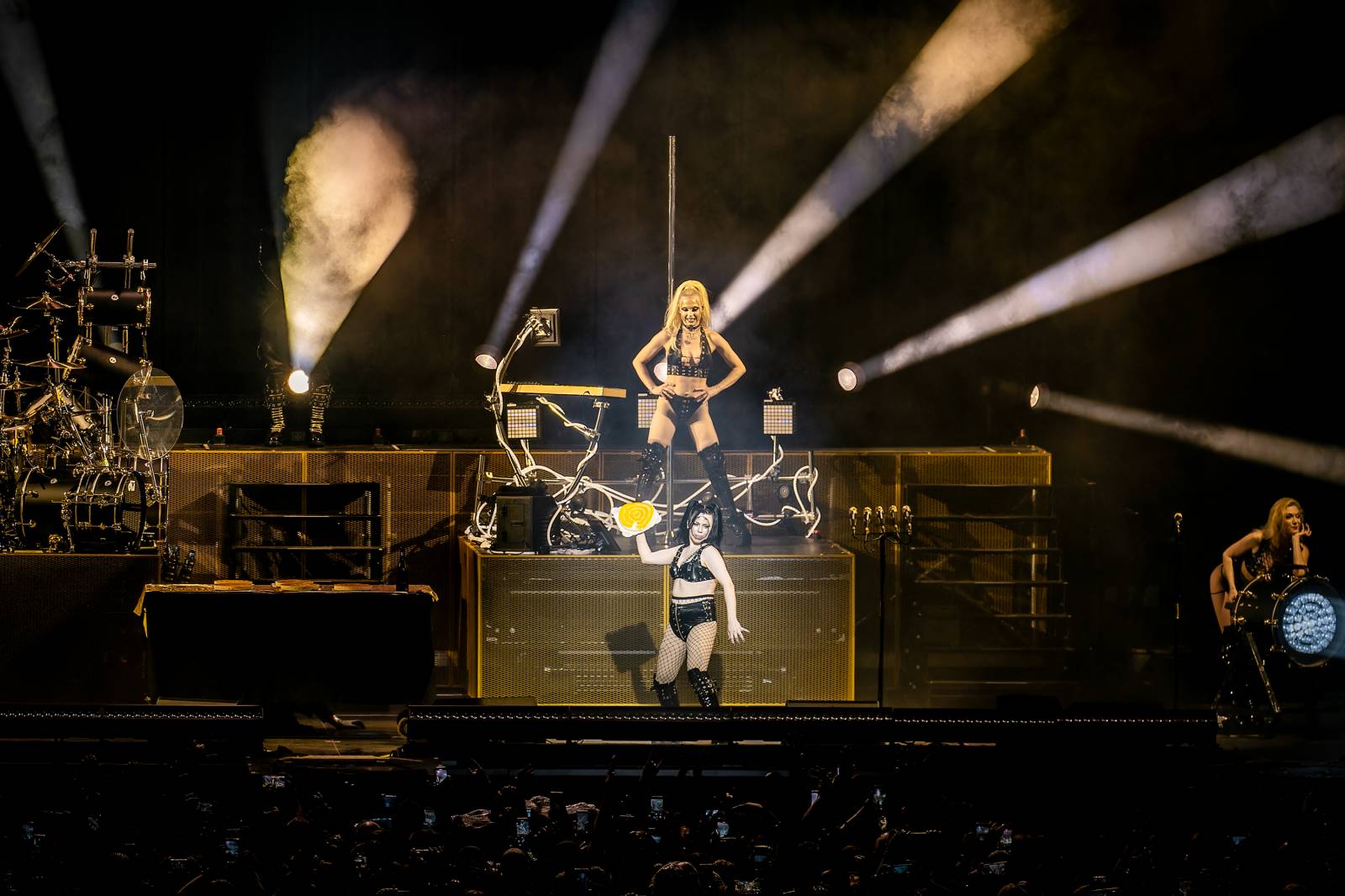 Till Lindemann v Praze opět provokoval. Fanoušky pozval do svého světa plného bizarností