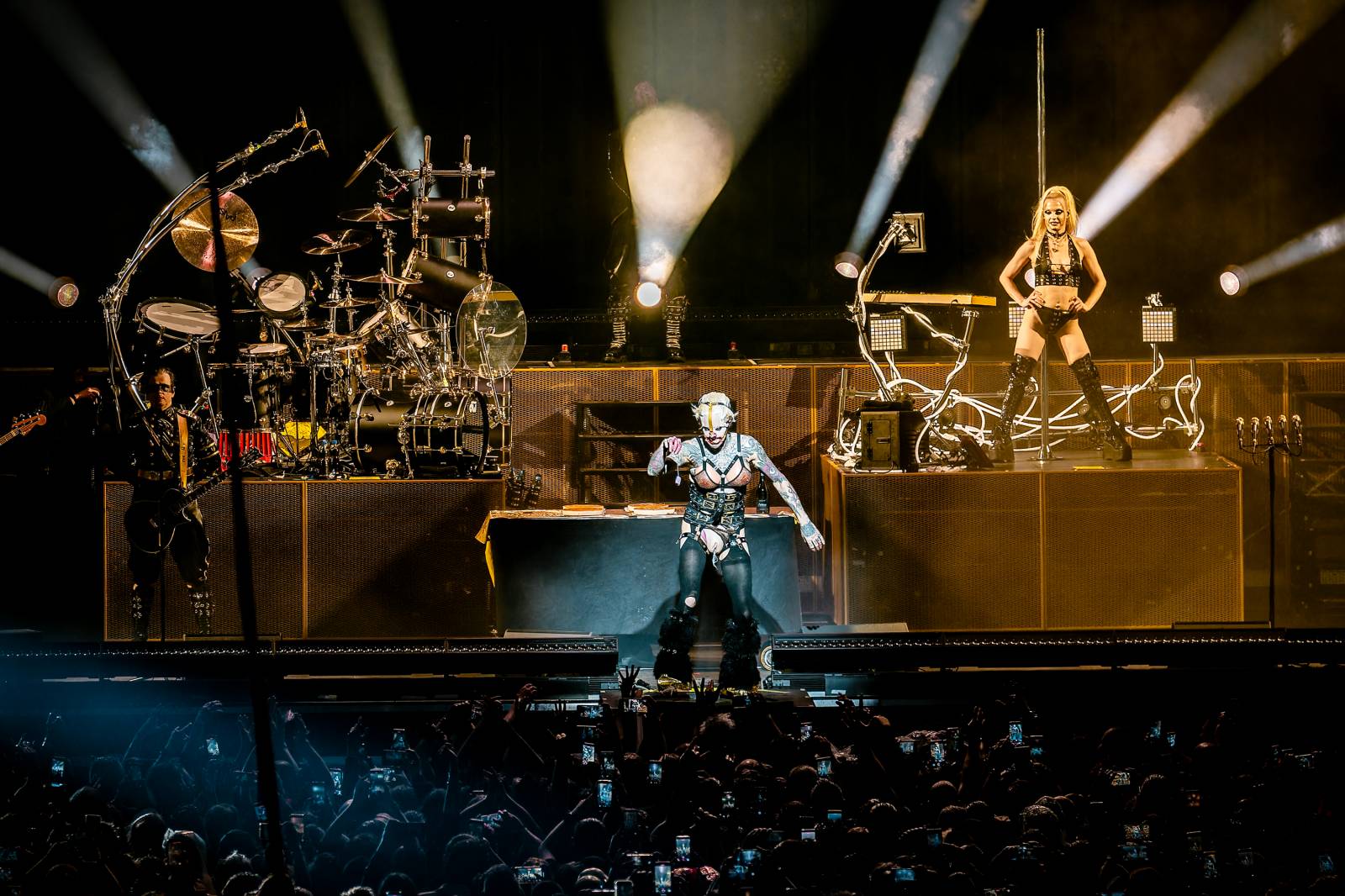 Till Lindemann v Praze opět provokoval. Fanoušky pozval do svého světa plného bizarností