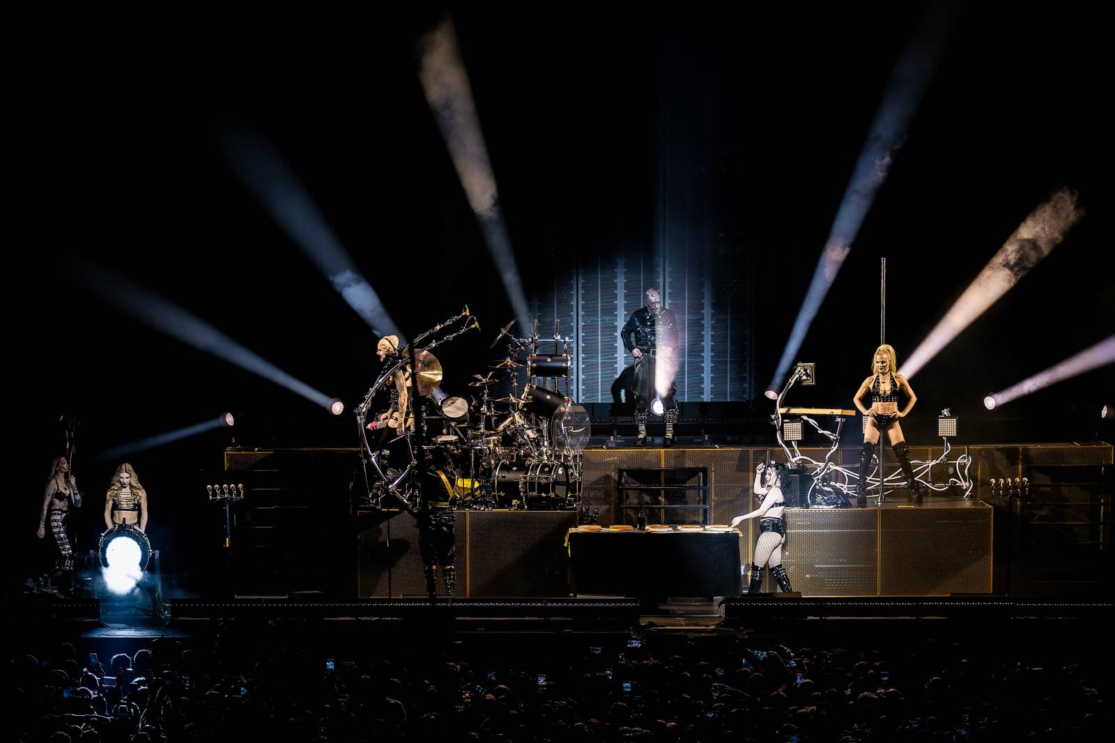 Till Lindemann v Praze opět provokoval. Fanoušky pozval do svého světa plného bizarností