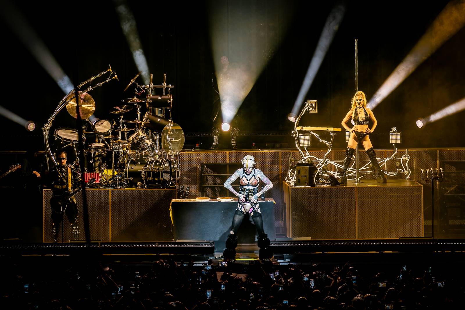 Till Lindemann v Praze opět provokoval. Fanoušky pozval do svého světa plného bizarností