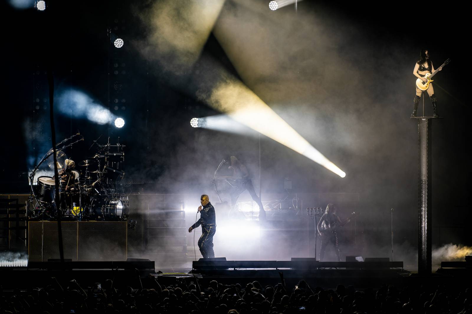 Till Lindemann v Praze opět provokoval. Fanoušky pozval do svého světa plného bizarností