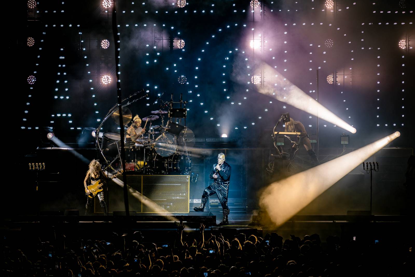 Till Lindemann v Praze opět provokoval. Fanoušky pozval do svého světa plného bizarností