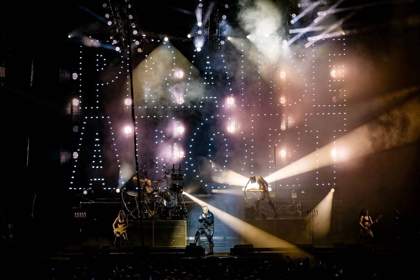 Till Lindemann v Praze opět provokoval. Fanoušky pozval do svého světa plného bizarností