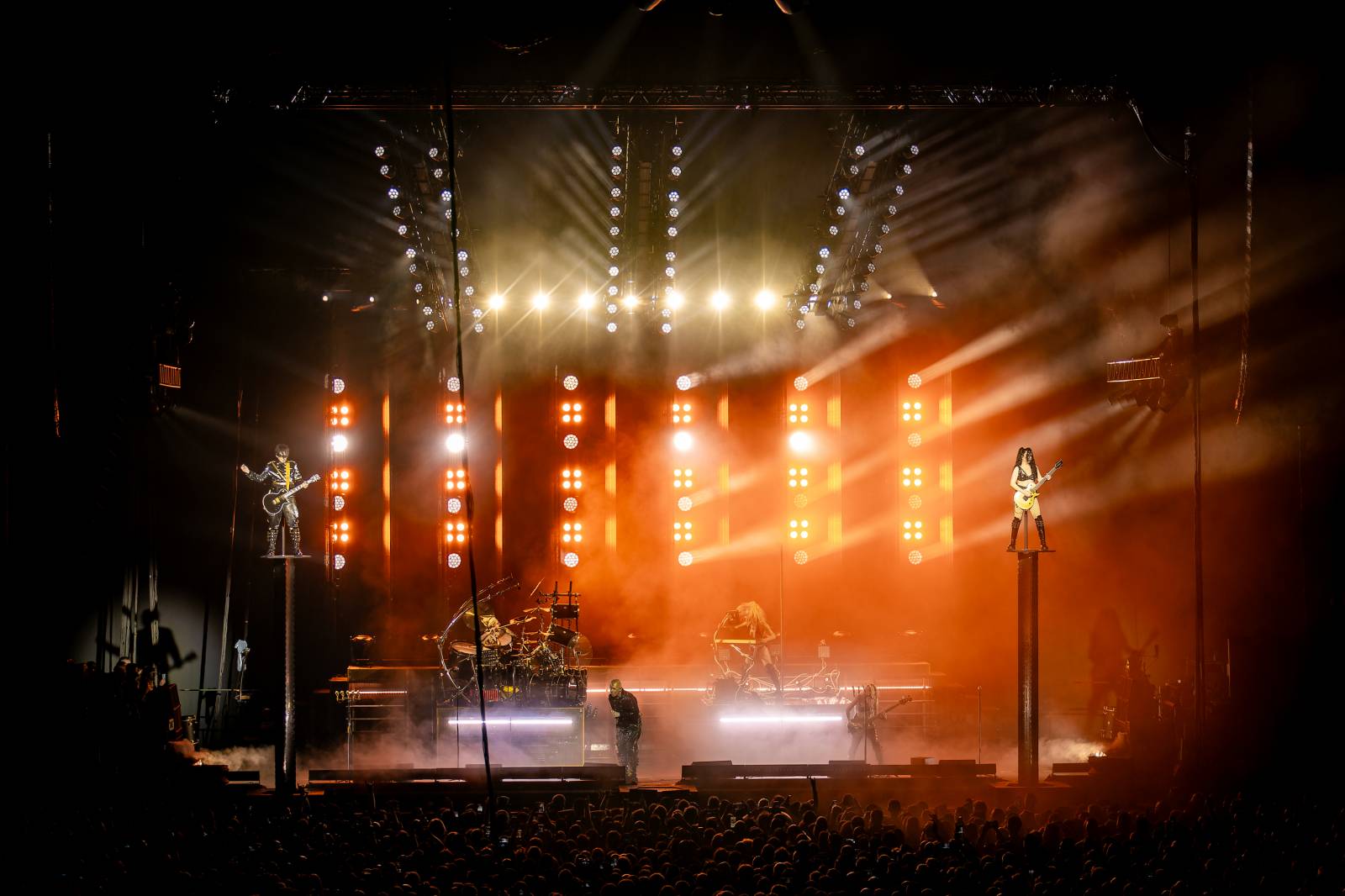 Till Lindemann v Praze opět provokoval. Fanoušky pozval do svého světa plného bizarností