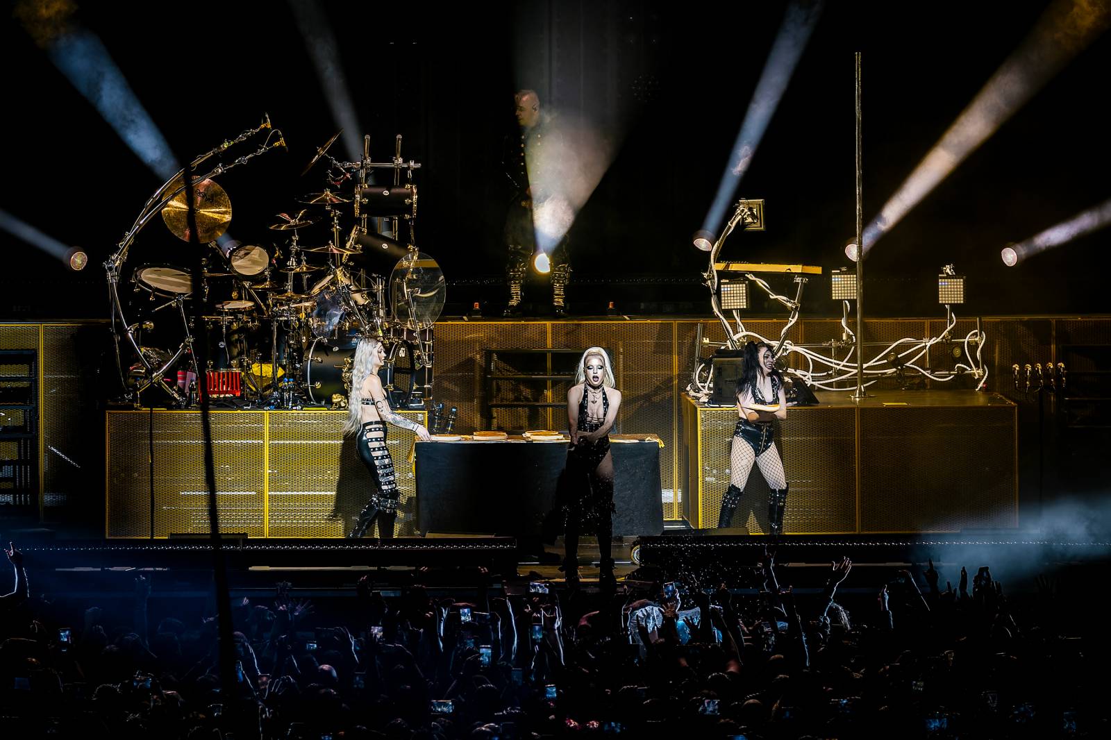 Till Lindemann v Praze opět provokoval. Fanoušky pozval do svého světa plného bizarností