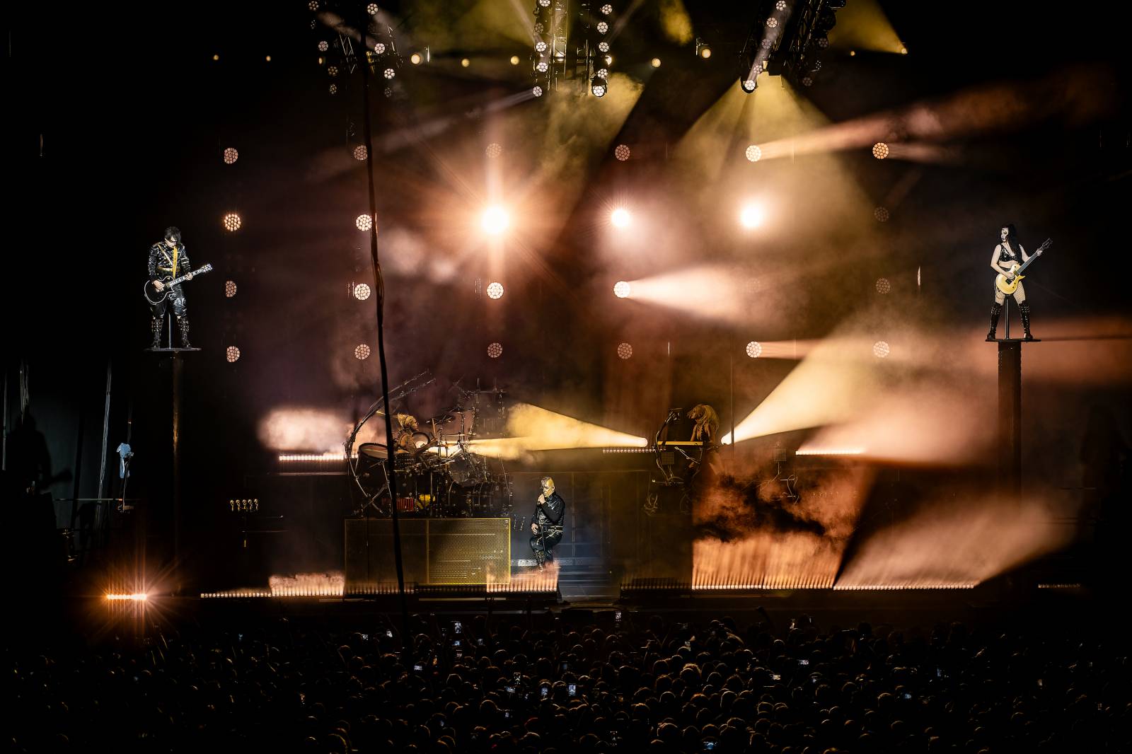 Till Lindemann v Praze opět provokoval. Fanoušky pozval do svého světa plného bizarností