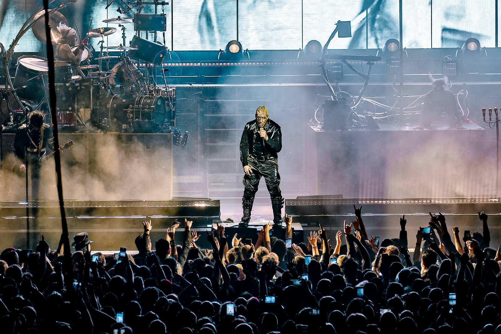 Till Lindemann v Praze opět provokoval. Fanoušky pozval do svého světa plného bizarností