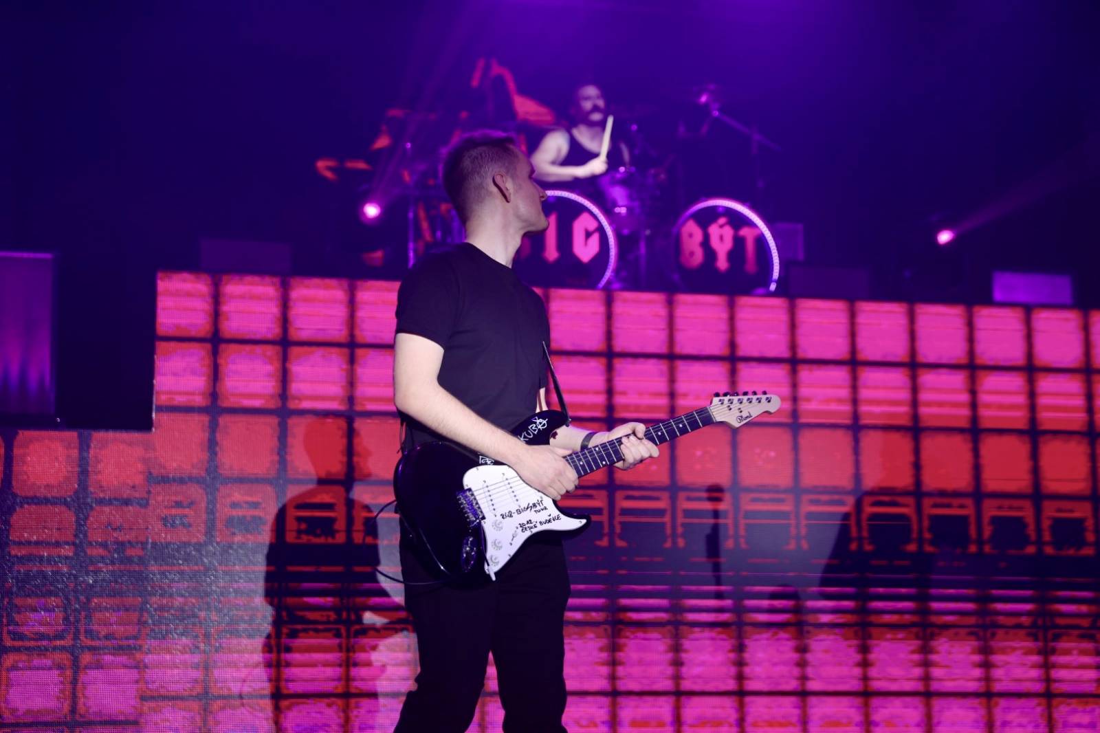 Ohnivá show i jiskry létající z kytar. Rybičky 48 zakončily letošní sezónu koncertem v Českých Budějovicích