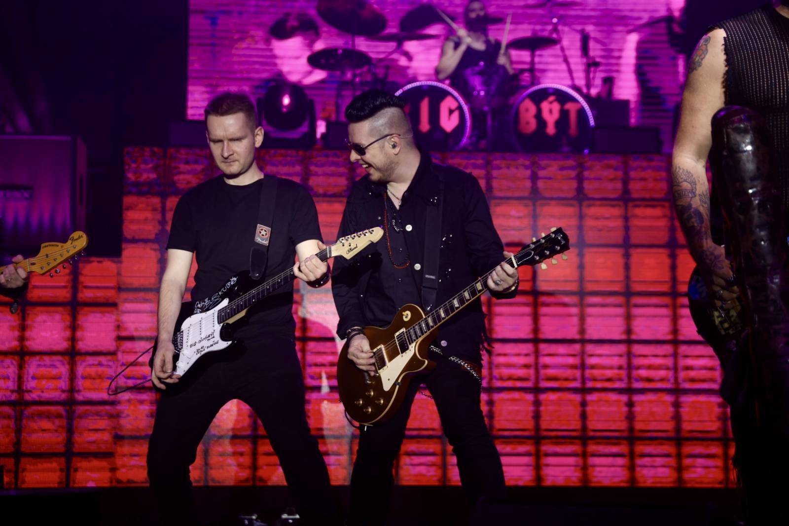 Ohnivá show i jiskry létající z kytar. Rybičky 48 zakončily letošní sezónu koncertem v Českých Budějovicích