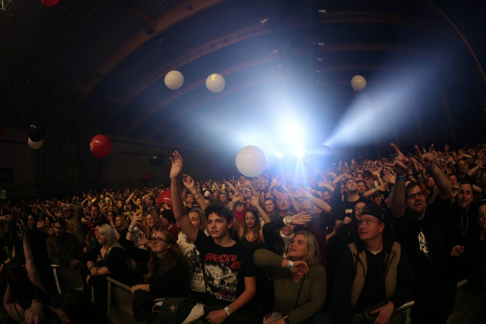 Ohnivá show i jiskry létající z kytar. Rybičky 48 zakončily letošní sezónu koncertem v Českých Budějovicích