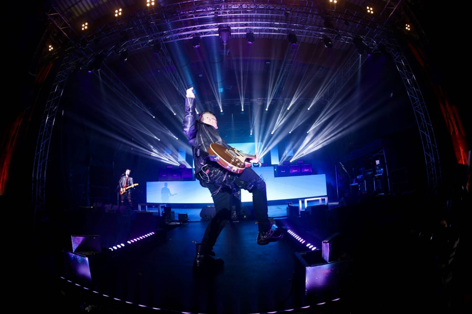 Ohnivá show i jiskry létající z kytar. Rybičky 48 zakončily letošní sezónu koncertem v Českých Budějovicích