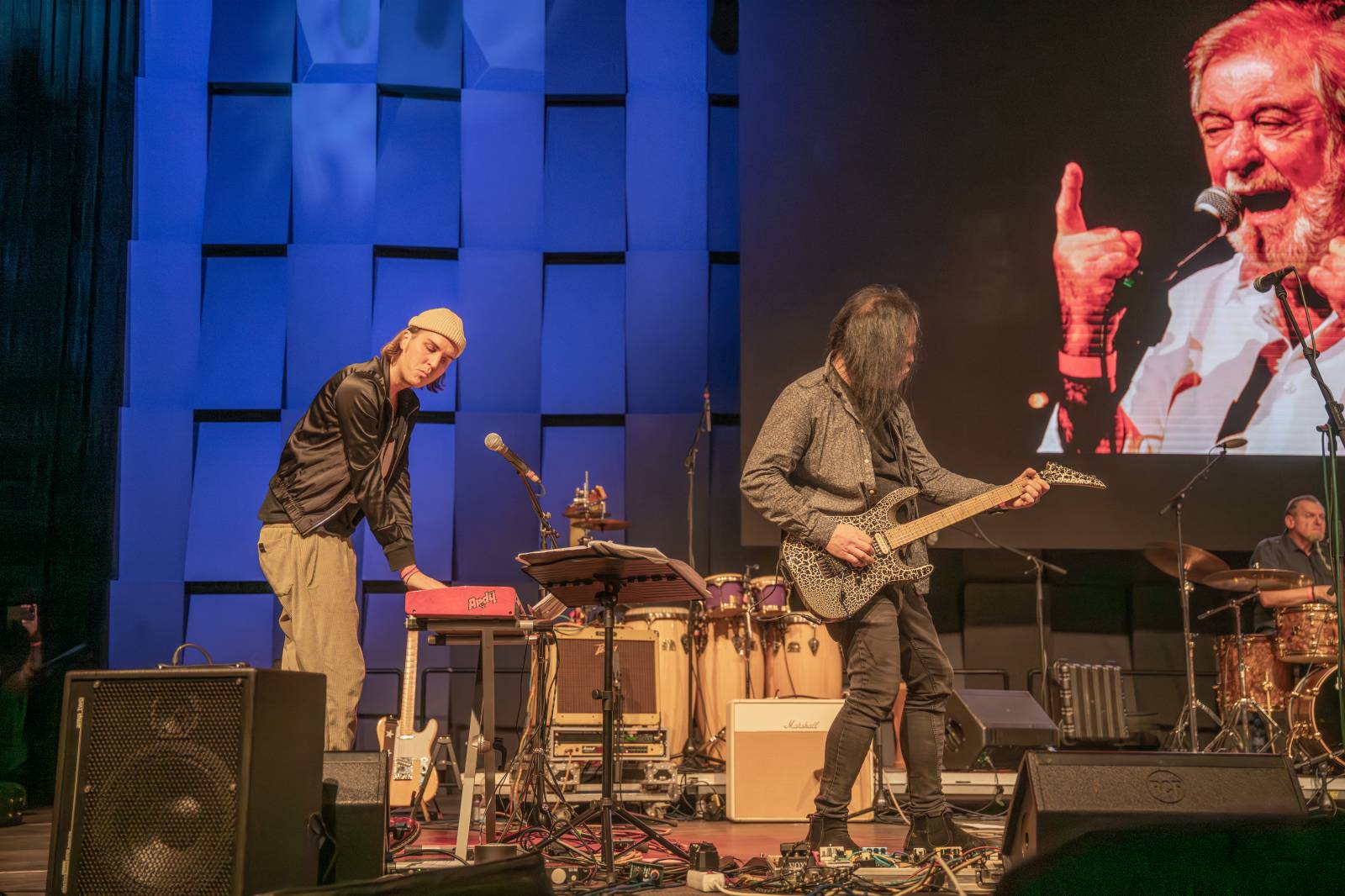 Michal Prokop učaroval Foru Karlín a převzal si platinovou desku za album Ostraka