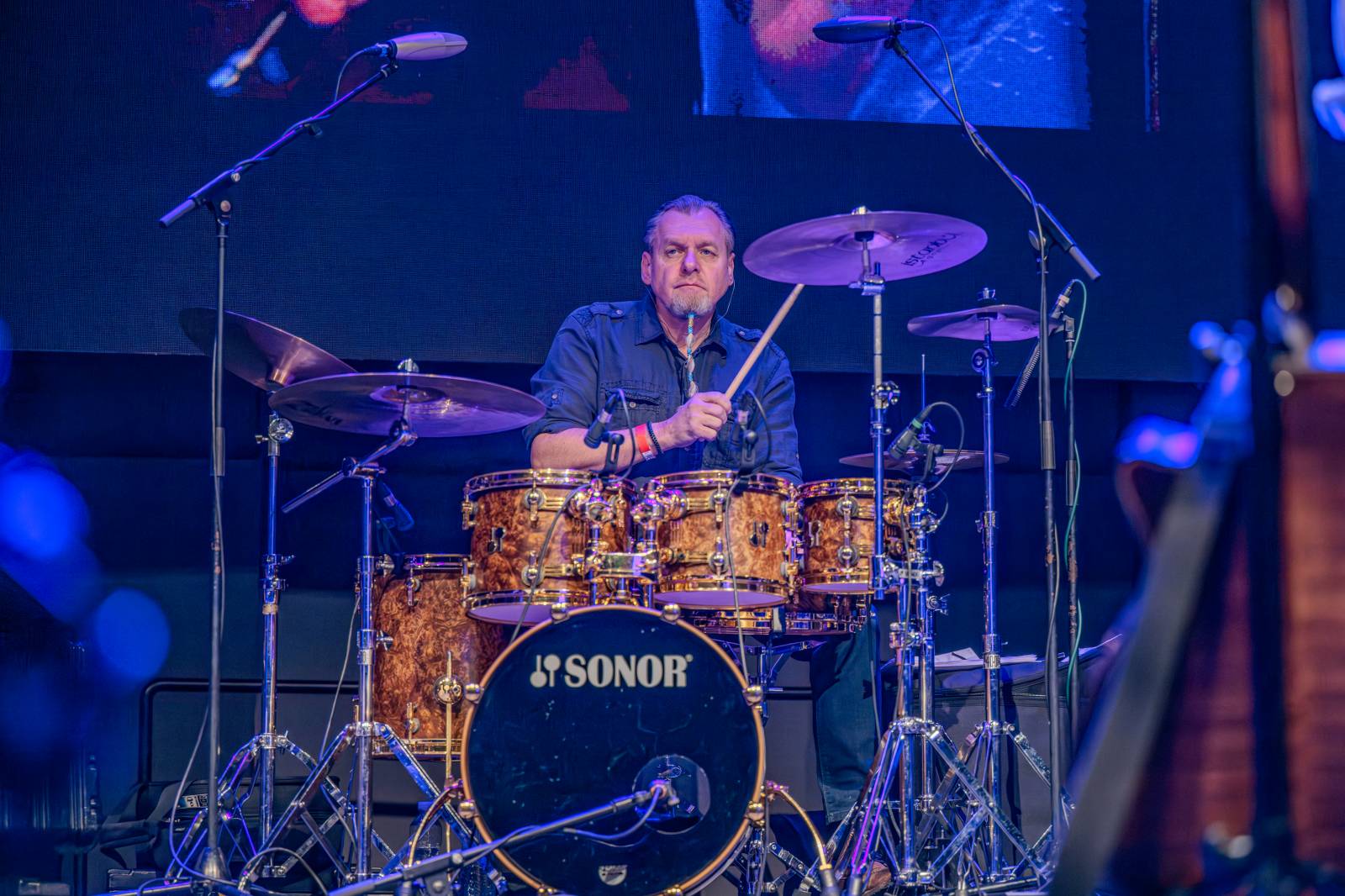 Michal Prokop učaroval Foru Karlín a převzal si platinovou desku za album Ostraka