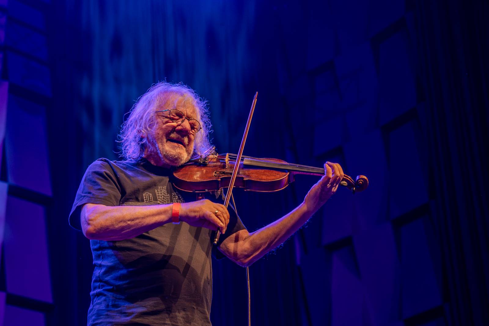 Michal Prokop učaroval Foru Karlín a převzal si platinovou desku za album Ostraka