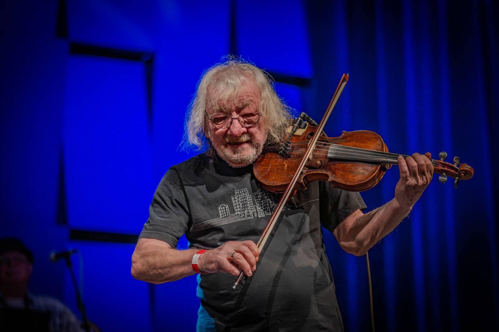 Michal Prokop učaroval Foru Karlín a převzal si platinovou desku za album Ostraka