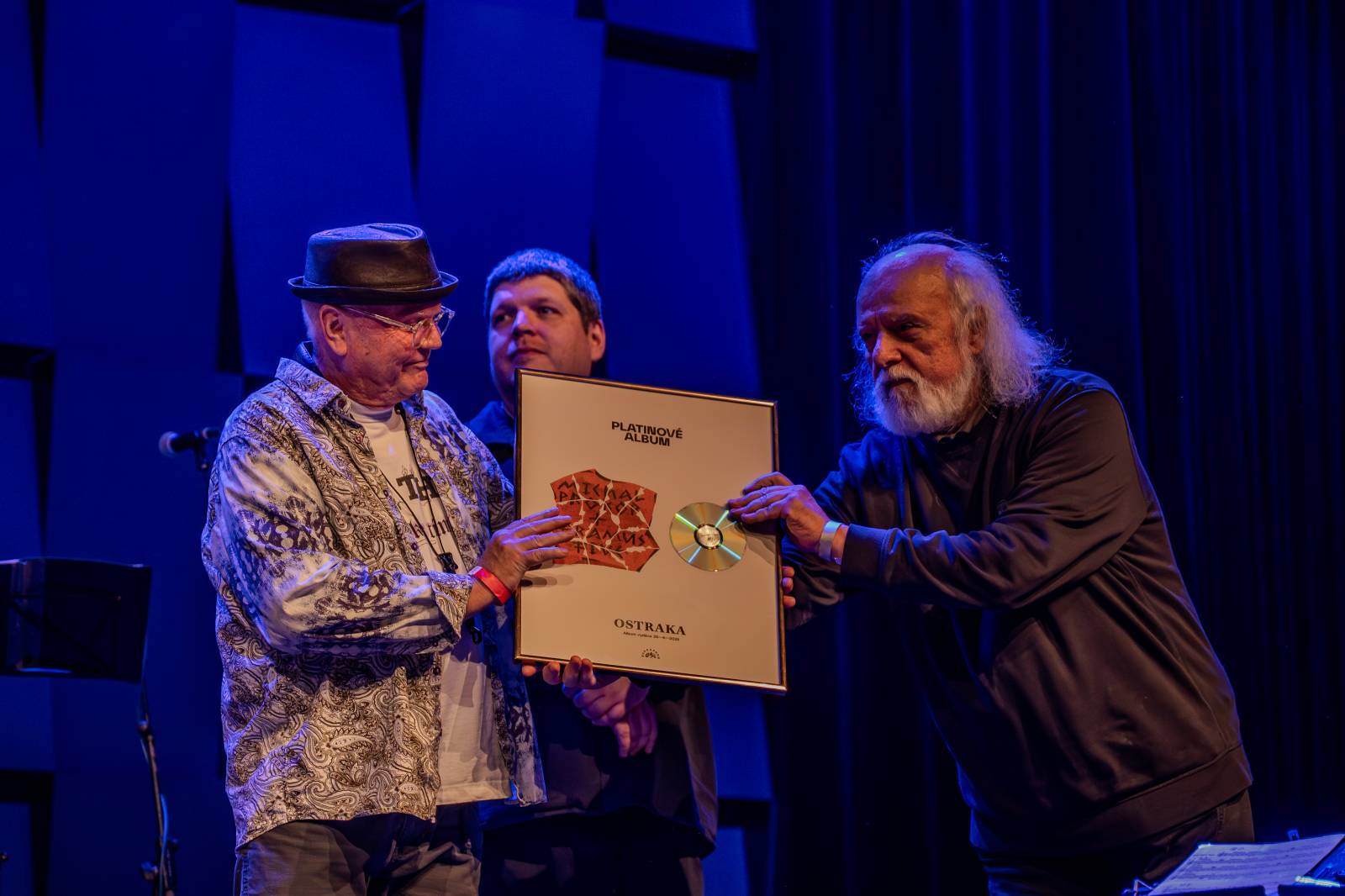 Michal Prokop učaroval Foru Karlín a převzal si platinovou desku za album Ostraka