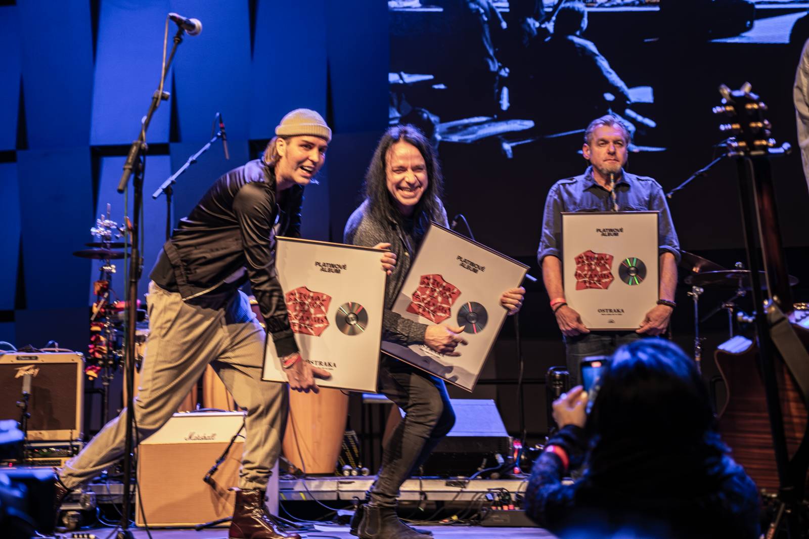 Michal Prokop učaroval Foru Karlín a převzal si platinovou desku za album Ostraka