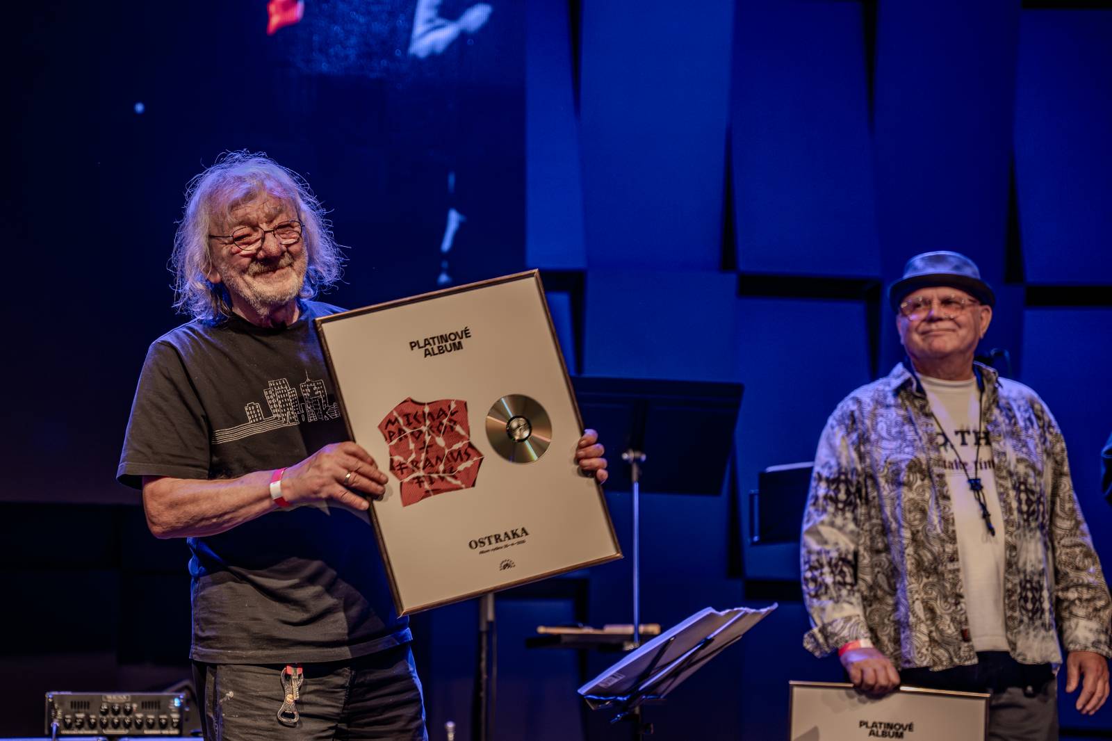 Michal Prokop učaroval Foru Karlín a převzal si platinovou desku za album Ostraka