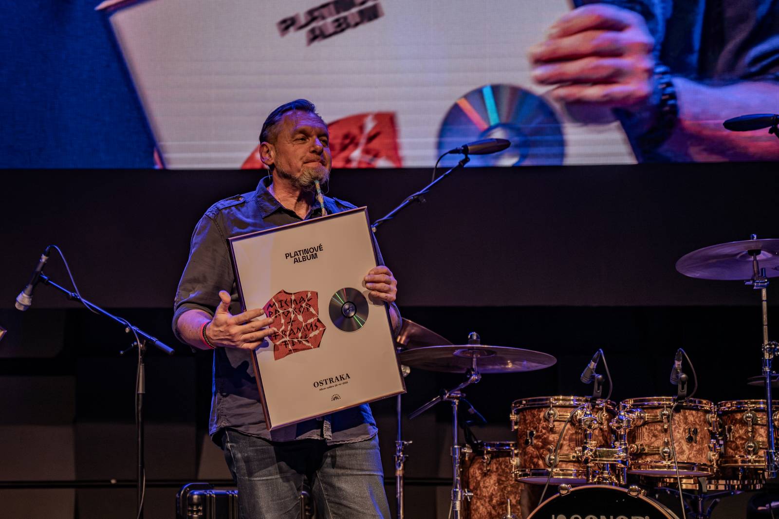 Michal Prokop učaroval Foru Karlín a převzal si platinovou desku za album Ostraka