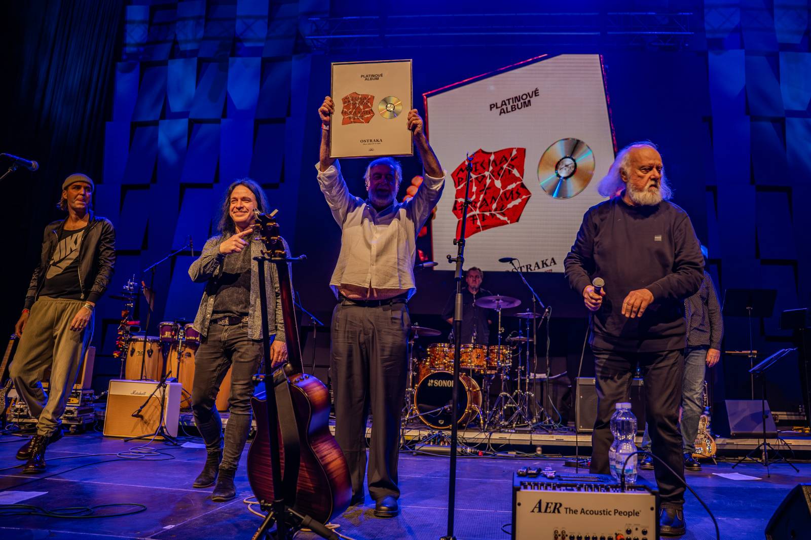 Michal Prokop učaroval Foru Karlín a převzal si platinovou desku za album Ostraka