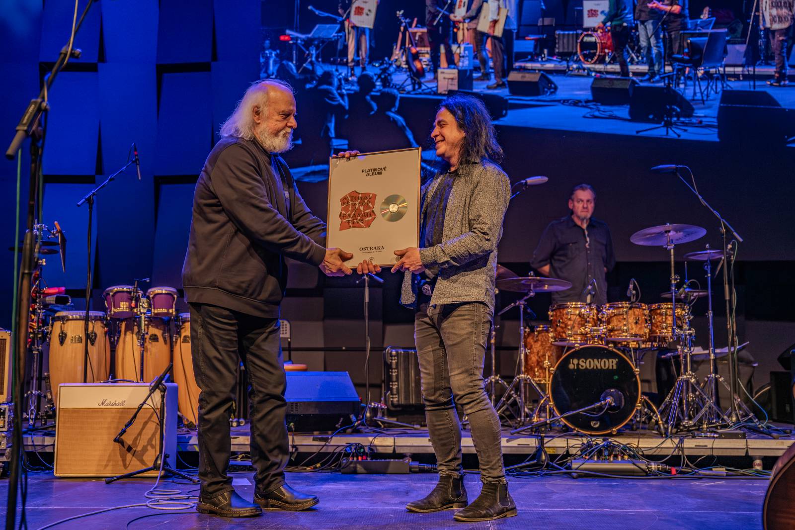 Michal Prokop učaroval Foru Karlín a převzal si platinovou desku za album Ostraka