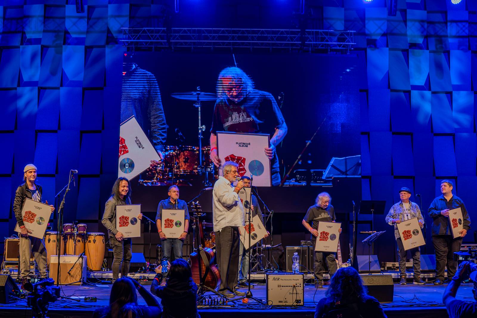 Michal Prokop učaroval Foru Karlín a převzal si platinovou desku za album Ostraka