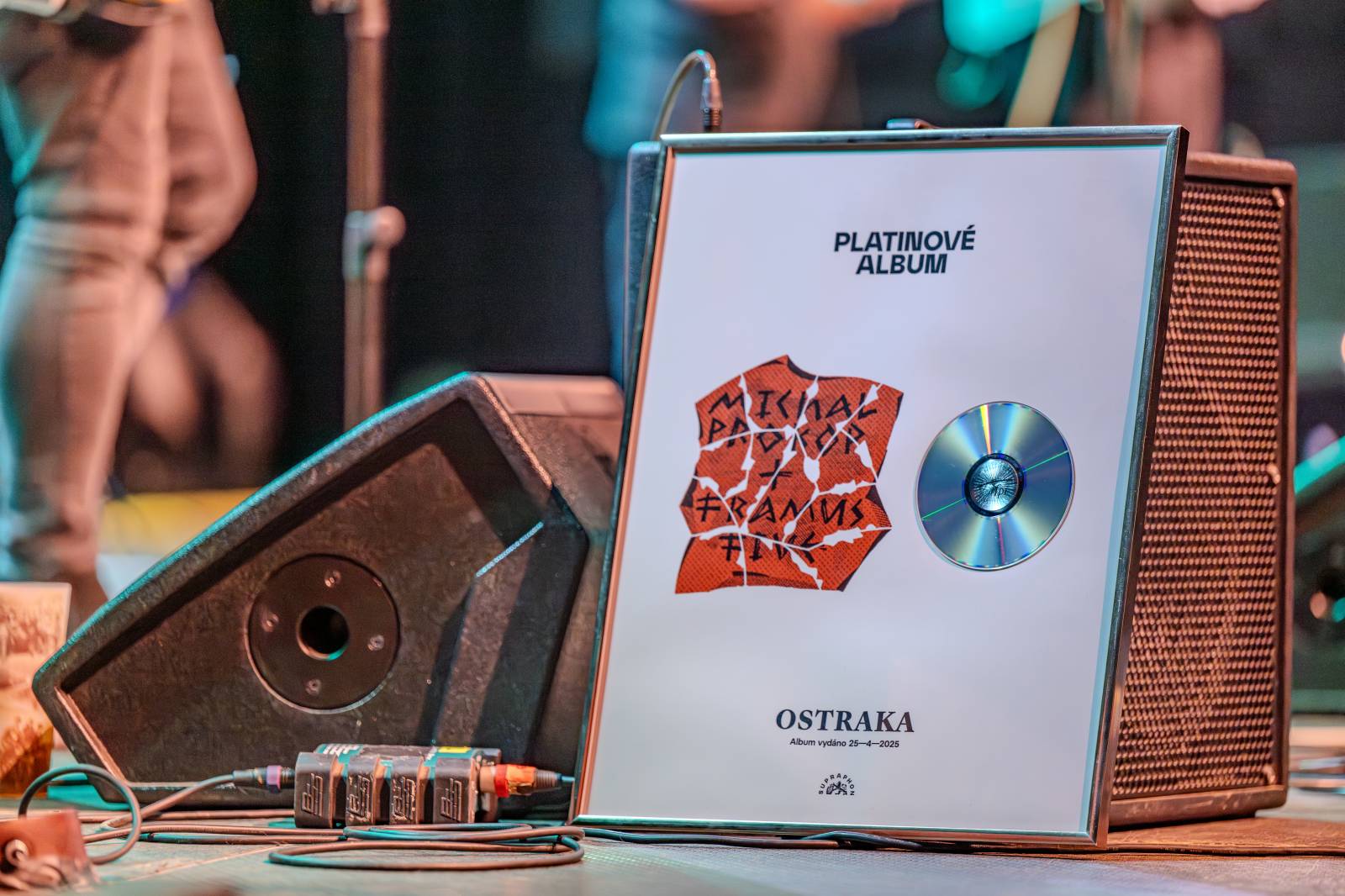 Michal Prokop učaroval Foru Karlín a převzal si platinovou desku za album Ostraka