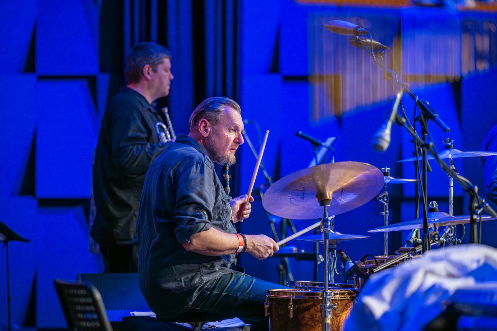 Michal Prokop učaroval Foru Karlín a převzal si platinovou desku za album Ostraka