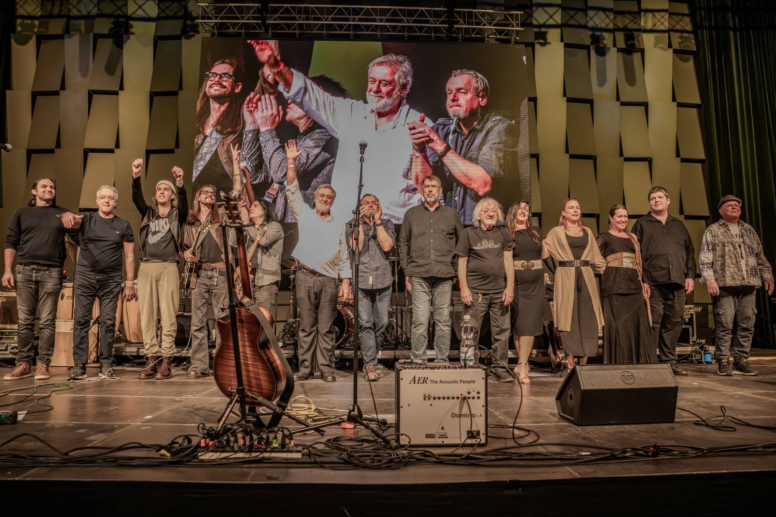 Michal Prokop učaroval Foru Karlín a převzal si platinovou desku za album Ostraka