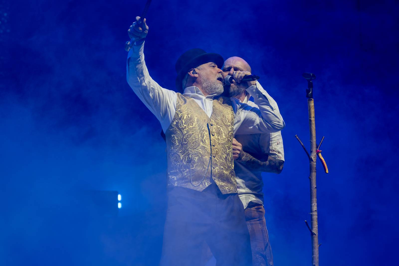 Tři sestry a Trautenberk rozjeli v O2 areně zatraceně dobrý večírek. Pilo se a tančilo na pódiu i pod ním