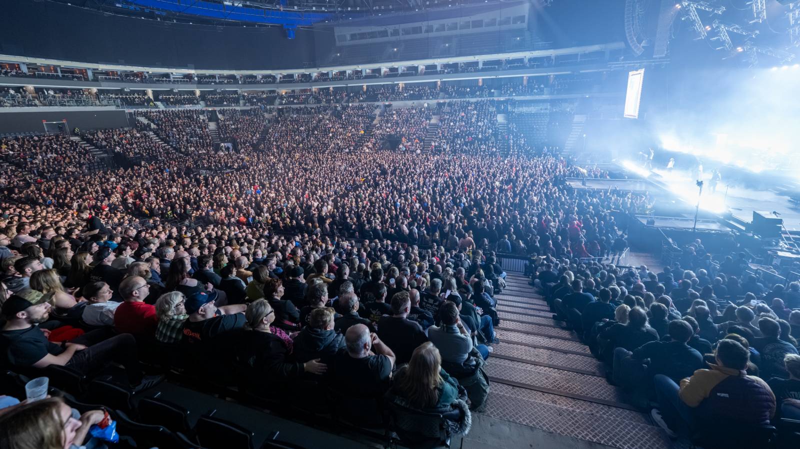 Tři sestry a Trautenberk rozjeli v O2 areně zatraceně dobrý večírek. Pilo se a tančilo na pódiu i pod ním