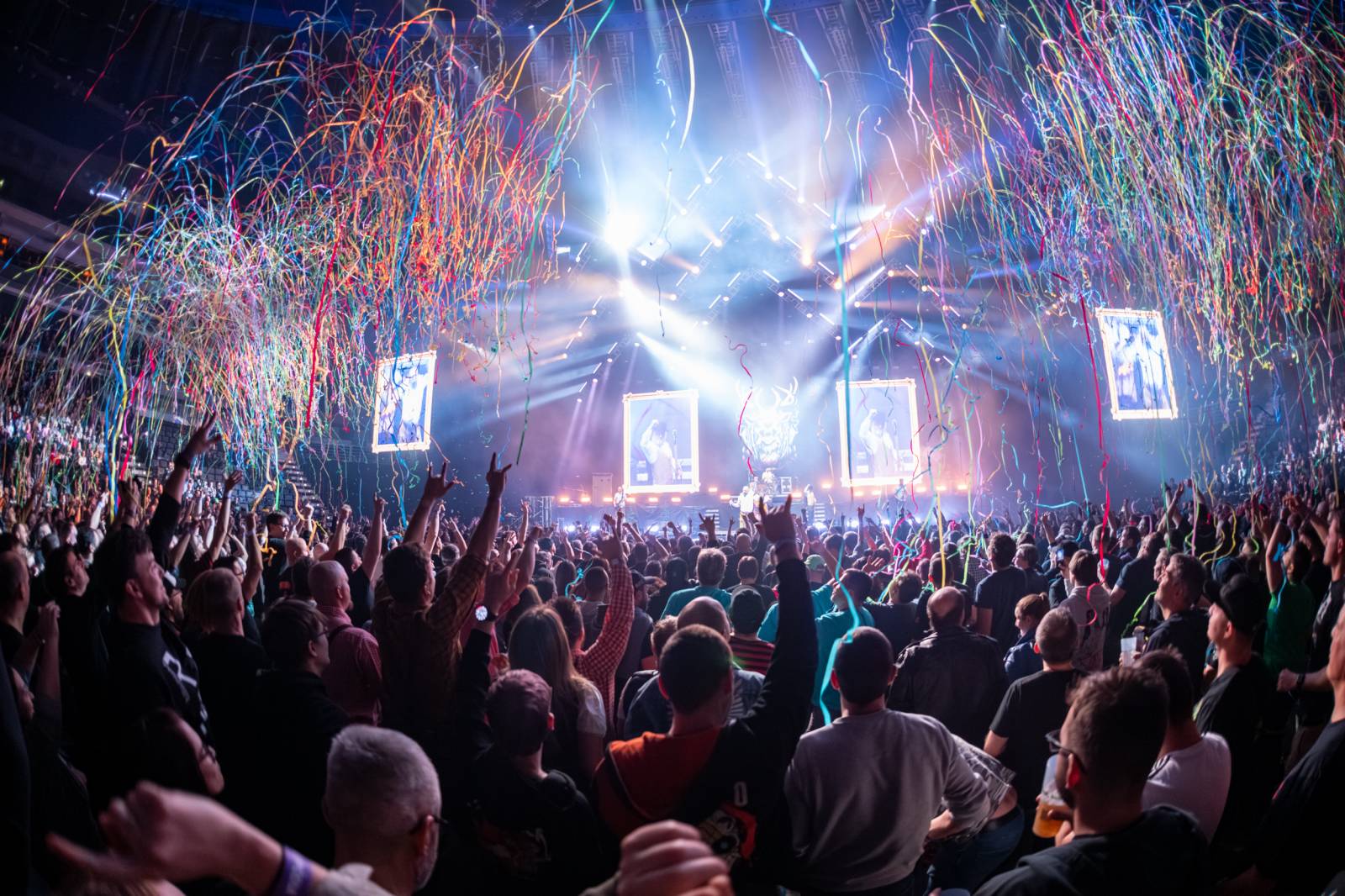 Tři sestry a Trautenberk rozjeli v O2 areně zatraceně dobrý večírek. Pilo se a tančilo na pódiu i pod ním