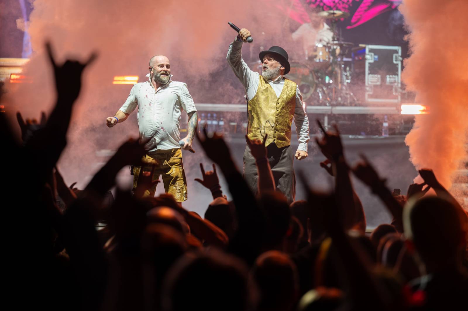 Tři sestry a Trautenberk rozjeli v O2 areně zatraceně dobrý večírek. Pilo se a tančilo na pódiu i pod ním