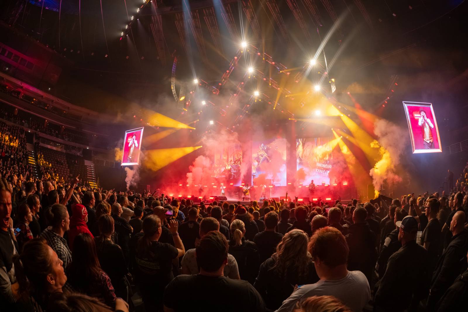 Tři sestry a Trautenberk rozjeli v O2 areně zatraceně dobrý večírek. Pilo se a tančilo na pódiu i pod ním