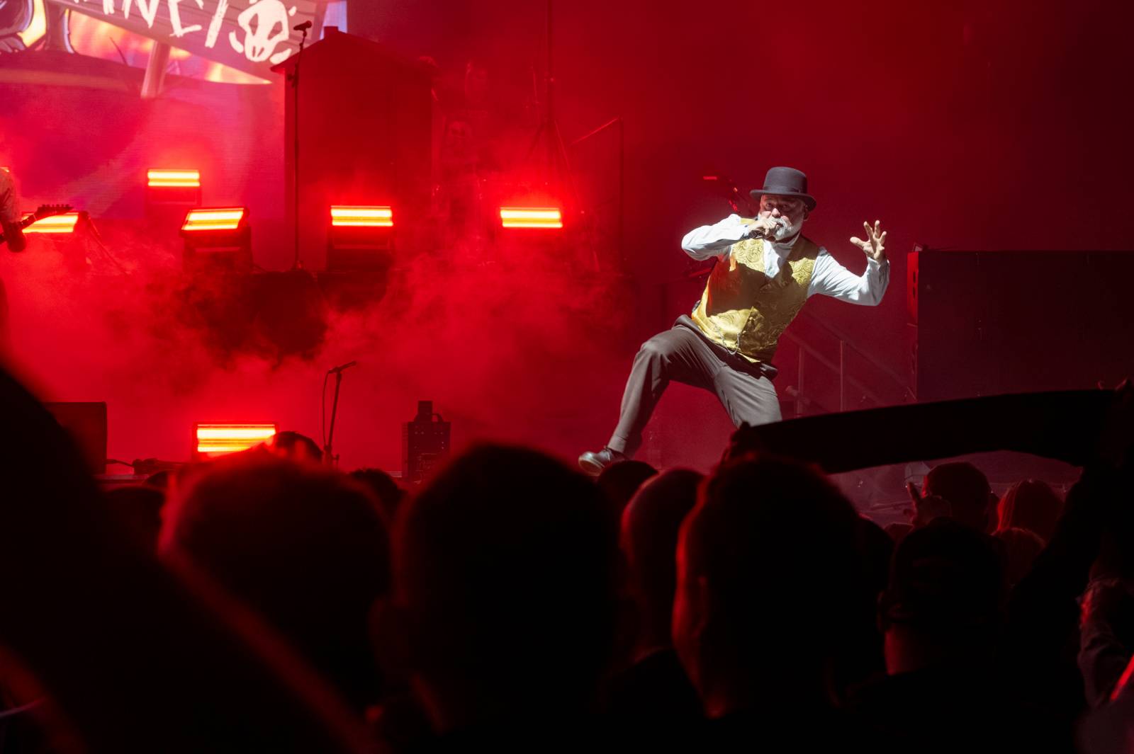 Tři sestry a Trautenberk rozjeli v O2 areně zatraceně dobrý večírek. Pilo se a tančilo na pódiu i pod ním