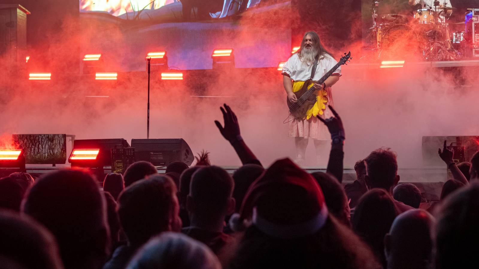 Tři sestry a Trautenberk rozjeli v O2 areně zatraceně dobrý večírek. Pilo se a tančilo na pódiu i pod ním