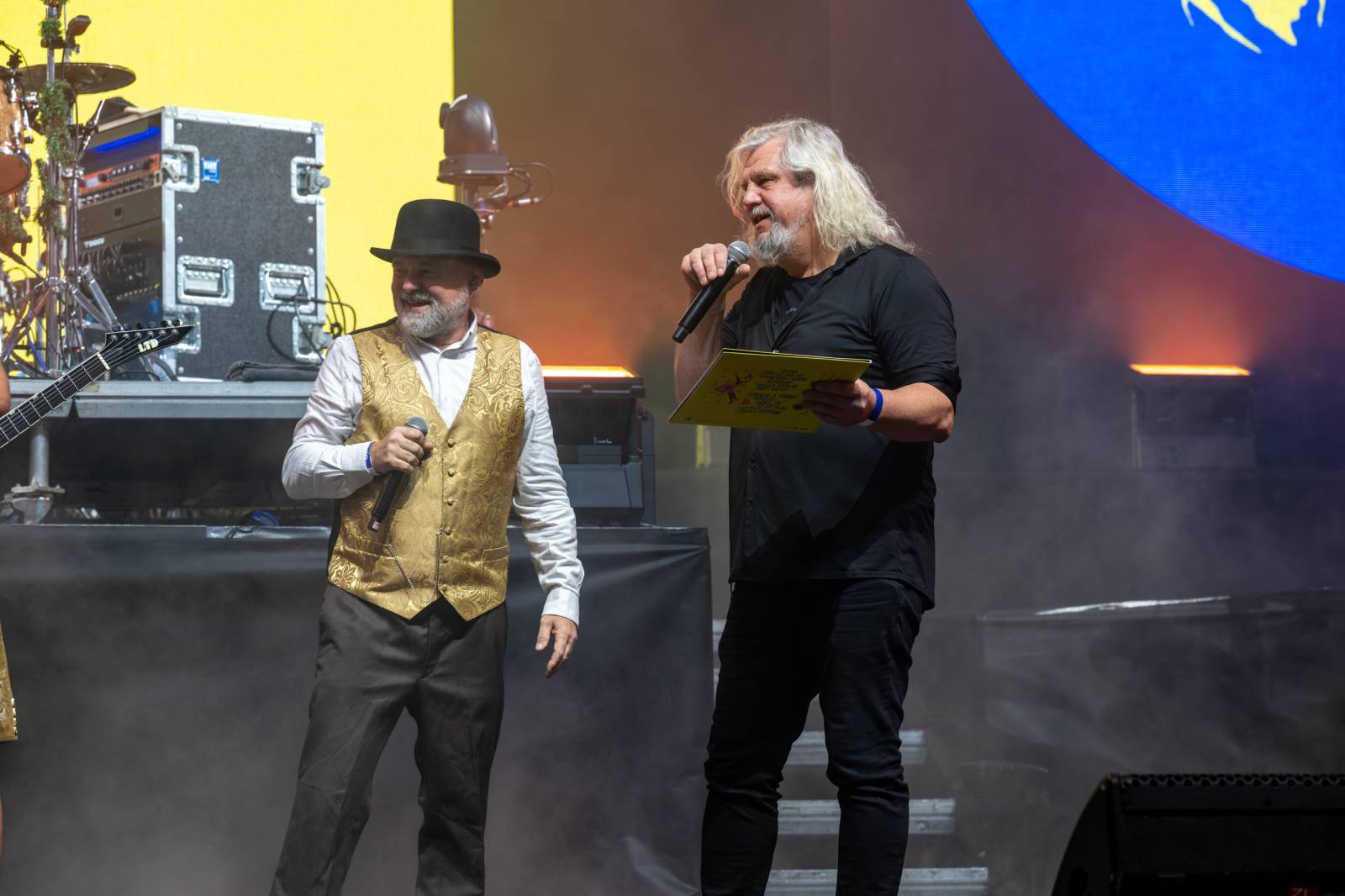 Tři sestry a Trautenberk rozjeli v O2 areně zatraceně dobrý večírek. Pilo se a tančilo na pódiu i pod ním