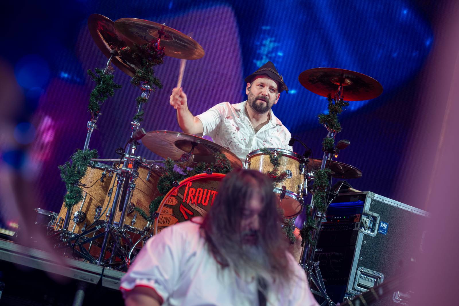 Tři sestry a Trautenberk rozjeli v O2 areně zatraceně dobrý večírek. Pilo se a tančilo na pódiu i pod ním