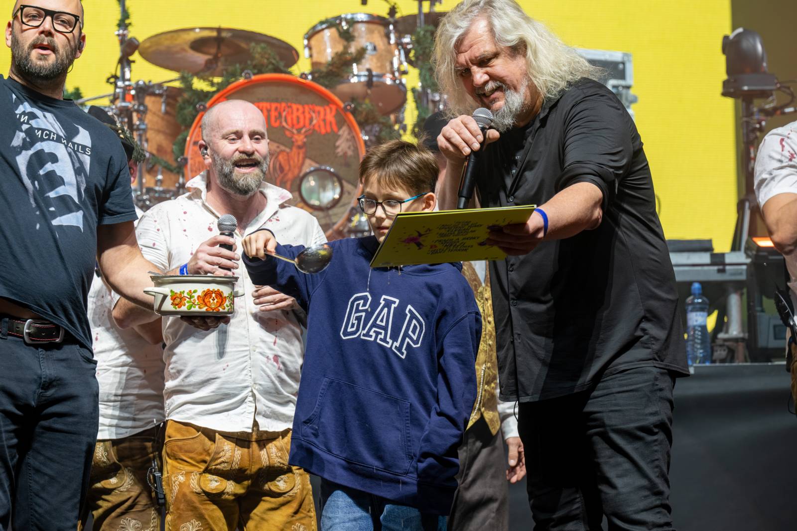 Tři sestry a Trautenberk rozjeli v O2 areně zatraceně dobrý večírek. Pilo se a tančilo na pódiu i pod ním