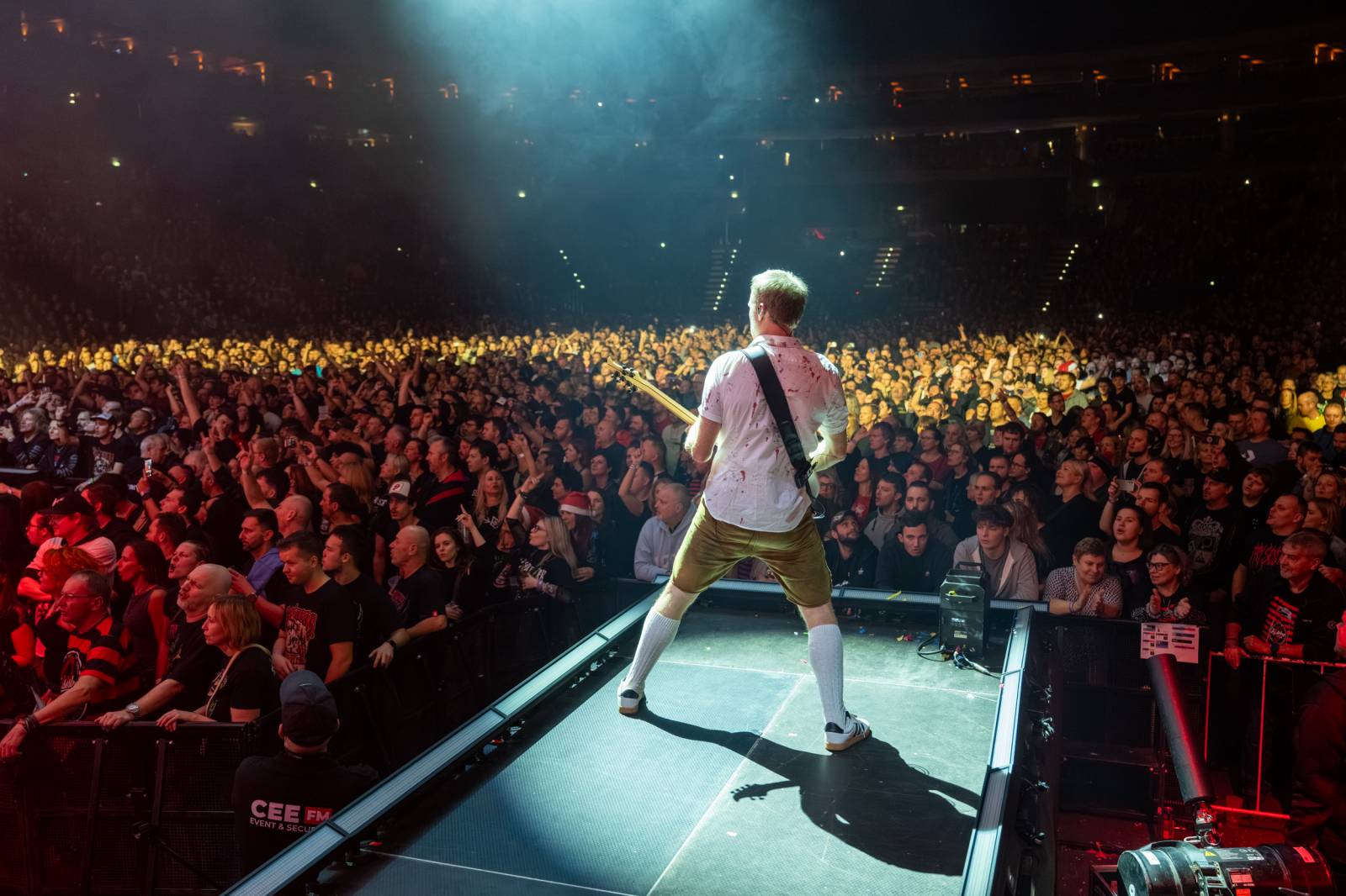 Tři sestry a Trautenberk rozjeli v O2 areně zatraceně dobrý večírek. Pilo se a tančilo na pódiu i pod ním