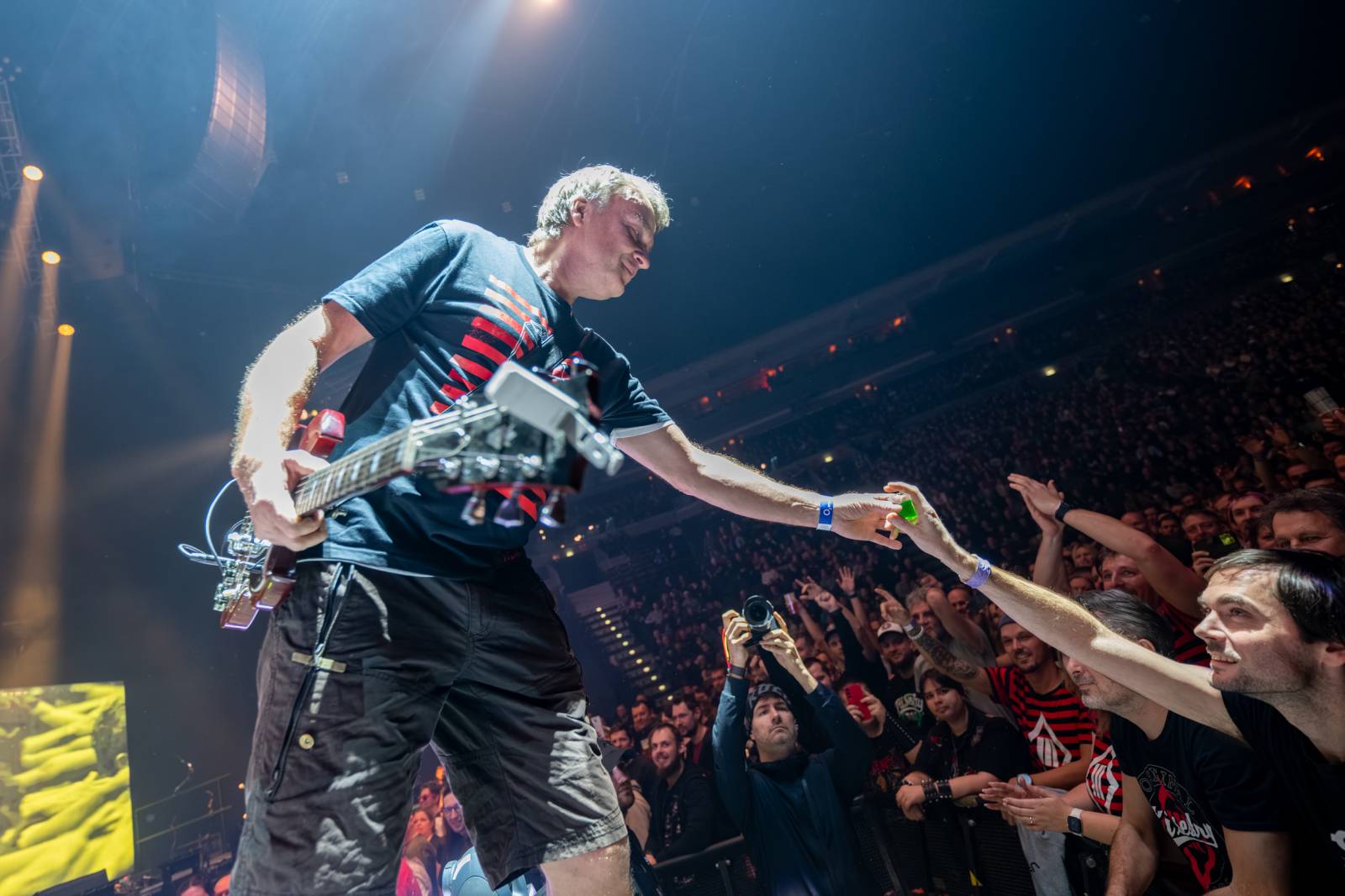 Tři sestry a Trautenberk rozjeli v O2 areně zatraceně dobrý večírek. Pilo se a tančilo na pódiu i pod ním