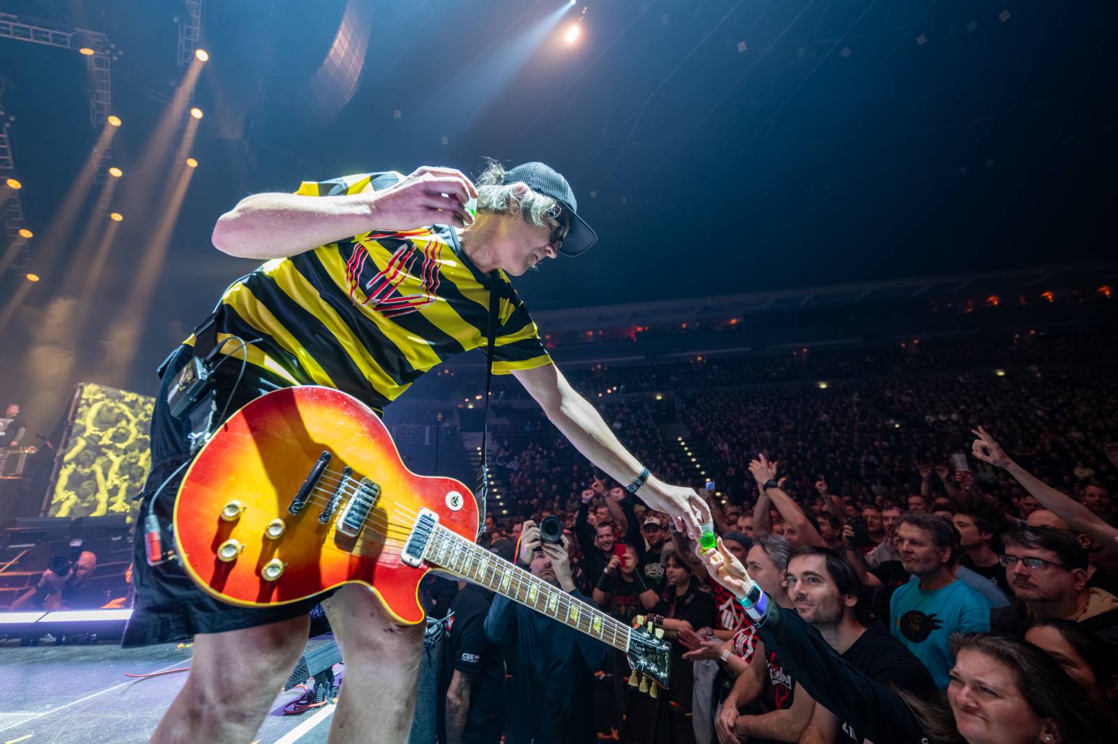 Tři sestry a Trautenberk rozjeli v O2 areně zatraceně dobrý večírek. Pilo se a tančilo na pódiu i pod ním