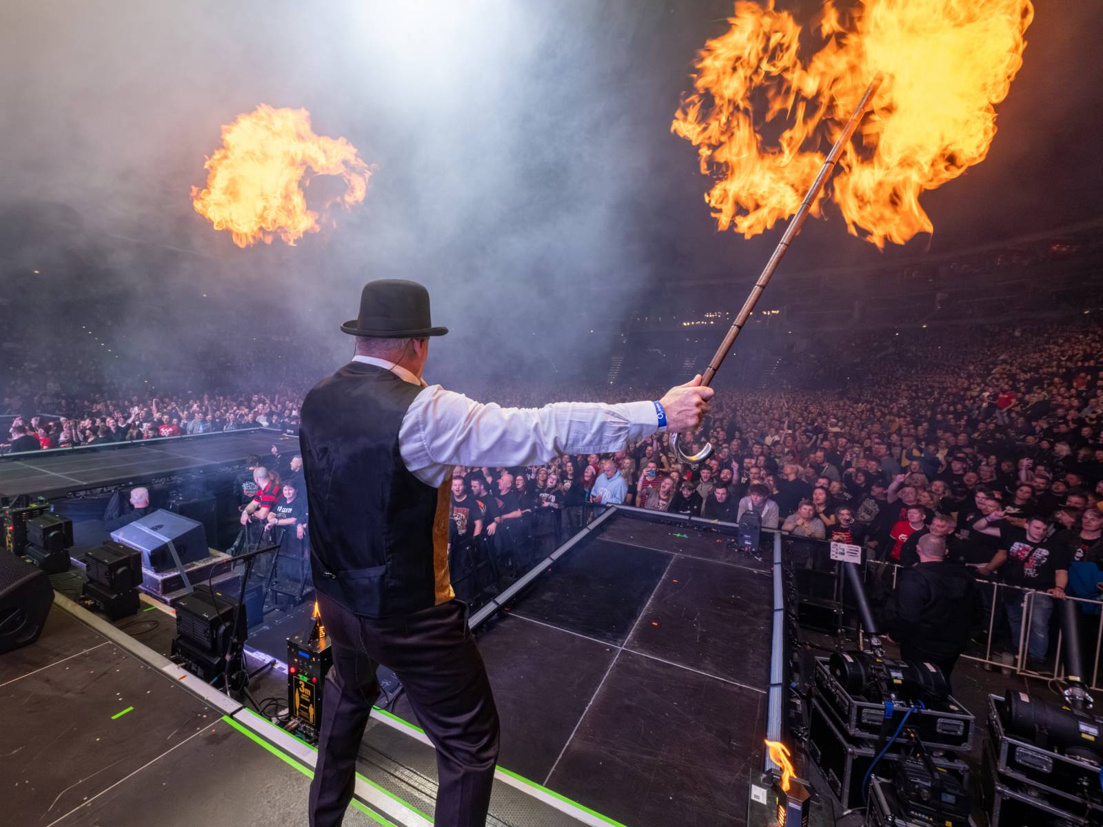 Tři sestry a Trautenberk rozjeli v O2 areně zatraceně dobrý večírek. Pilo se a tančilo na pódiu i pod ním