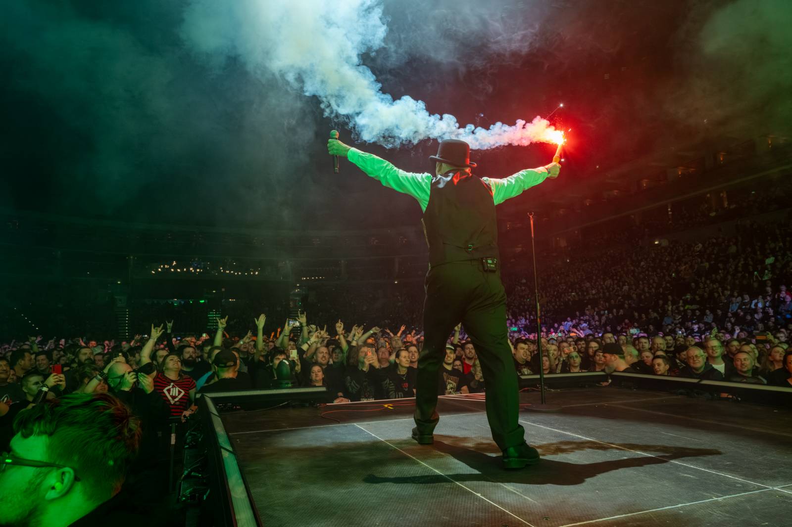 Tři sestry a Trautenberk rozjeli v O2 areně zatraceně dobrý večírek. Pilo se a tančilo na pódiu i pod ním