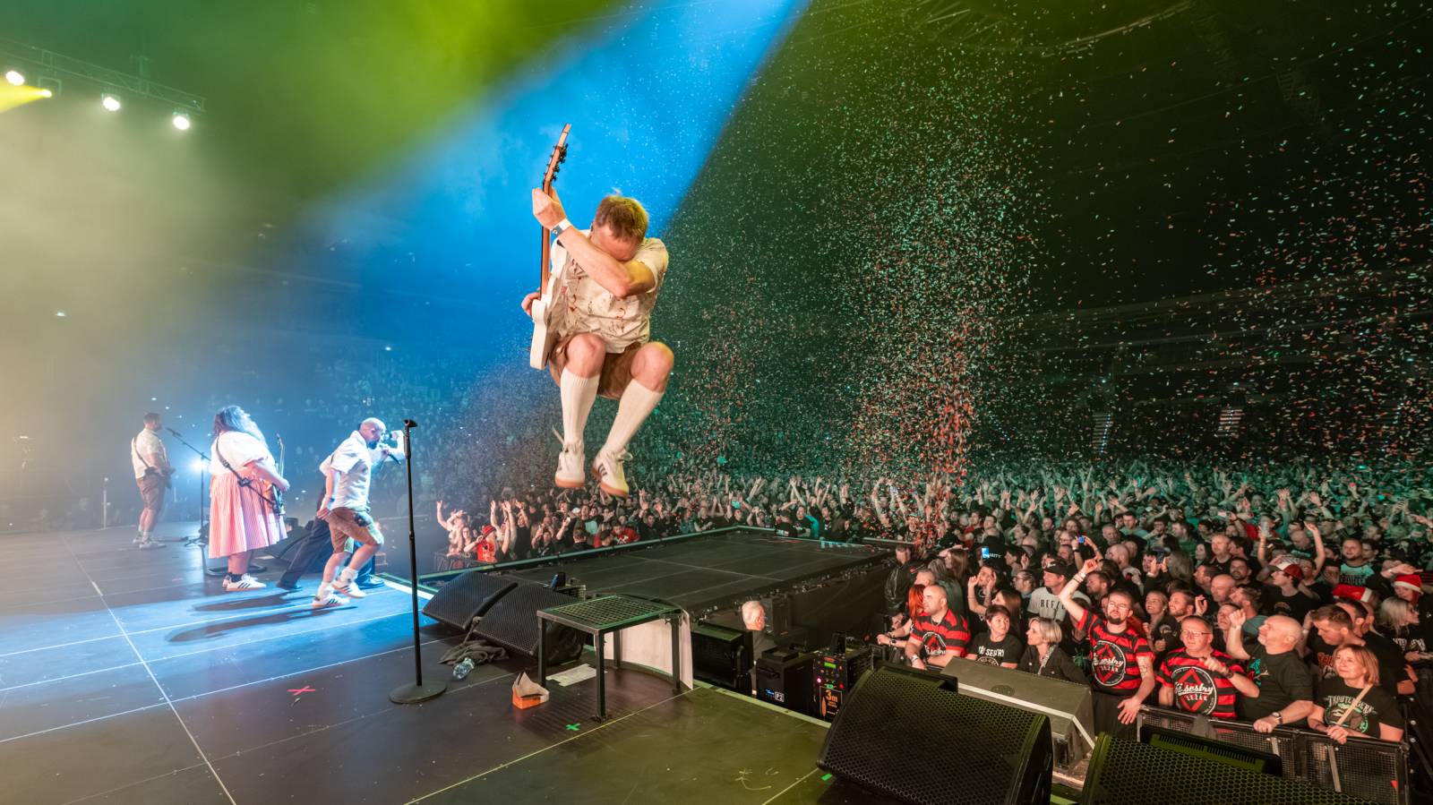 Tři sestry a Trautenberk rozjeli v O2 areně zatraceně dobrý večírek. Pilo se a tančilo na pódiu i pod ním